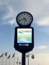 Uhr mit Werbeaufschrift auf der Promenade von Dahme, Ostholstein, Ostsee � Hansj&uuml;rgen Schuster